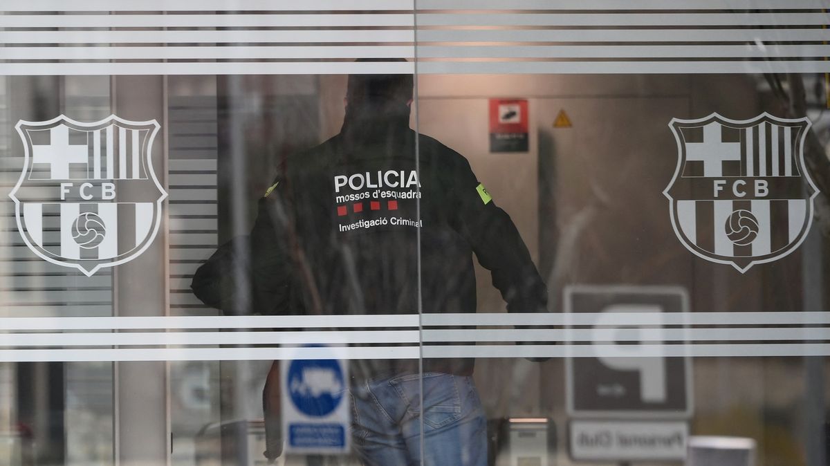 Policie zatkla bývalého šéfa Barcelony. Měl řídit kampaň proti Messimu